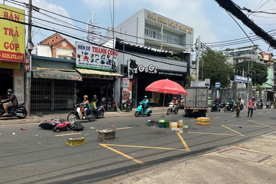 TP HCM: Va chạm với xe tải, người đàn ông đi xe máy tử vong tại chỗ