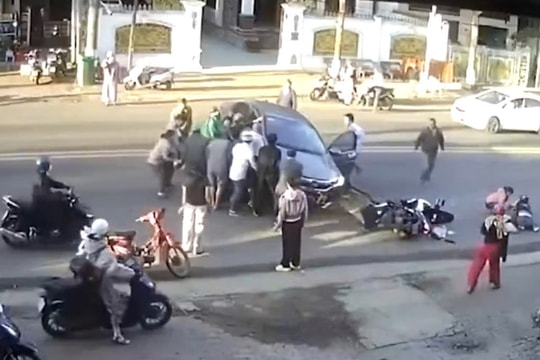 Người dân nâng ô tô, cứu nạn nhân bị xe tông lọt dưới gầm xe