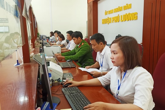 Ủy ban nhân dân cấp tỉnh được tổ chức không quá 14 sở, cấp huyện tối đa có 10 phòng