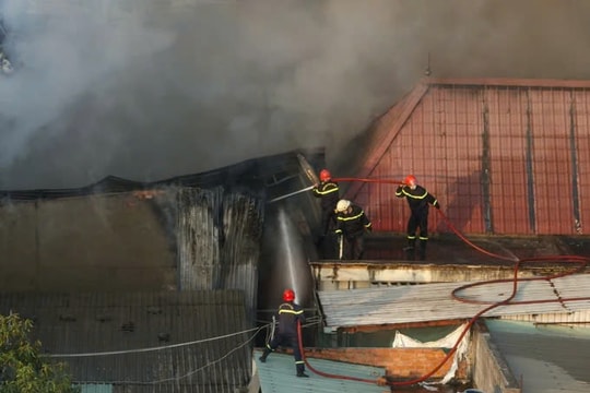 Nhà xưởng chứa đồ gia dụng ở TP. HCM bốc cháy ngùn ngụt