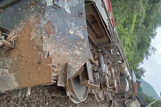 Tàu hỏa đâm xe tải, đường sắt Bắc - Nam tê liệt hoàn toàn