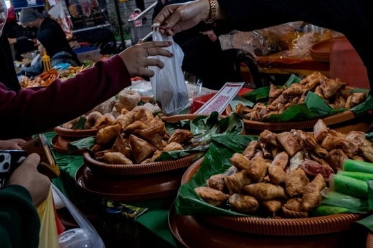 Malaysia quyết xử lý nạn đầu cơ giấy phép bán hàng rong dịp tháng Ramadan