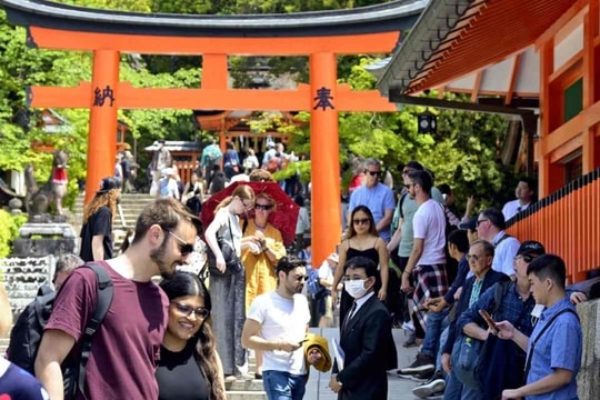 Nhật Bản muốn tăng thuế du lịch vì quá tải khách quốc tế