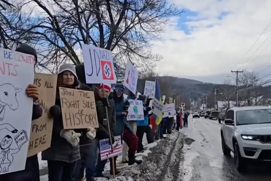 Đám đông biểu tình phản đối Phó Tổng thống Mỹ sau vụ căng thẳng với ông Zelenskyy