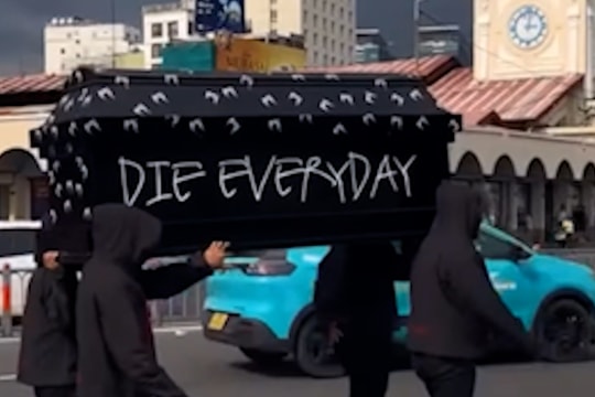 Đã xác minh nhóm thanh niên khiêng quan tài trước chợ Bến Thành, TP. HCM