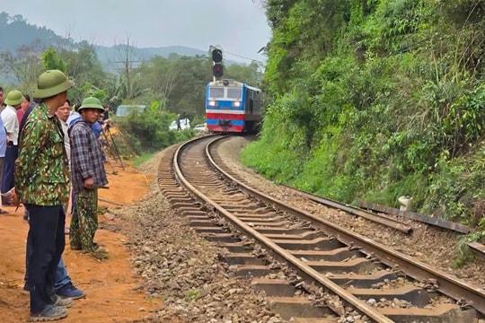 Đường sắt Bắc - Nam thông tuyến trở lại sau tai nạn tàu hàng