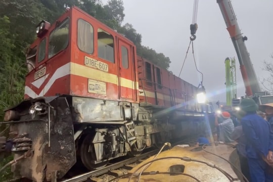 Hàng trăm công nhân làm việc xuyên đêm cứu hộ tàu hàng trên tuyến đường sắt Bắc - Nam