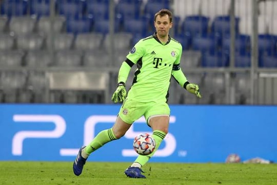 Thủ môn giữ bóng quá 8 giây sẽ bị phạt góc