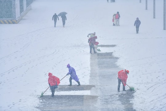 Trung Quốc đối mặt với cả bão tuyết lẫn nắng nóng kỷ lục