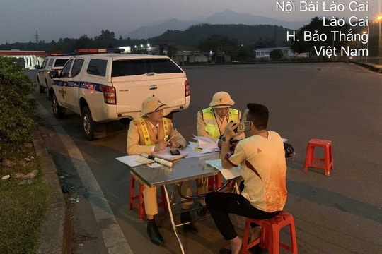 Không có bằng lái, tài xế điều khiển xe ô tô đi ngược chiều trên cao tốc bị phạt 54 triệu đồng