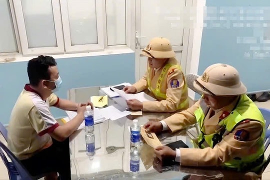 Xử phạt tài xế xe khách chở 25 người đi ngược chiều cao tốc