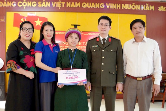 Cơ quan Thường trú Thông tấn xã Việt Nam tại Hà Giang trao quà cho học sinh có hoàn cảnh khó khăn