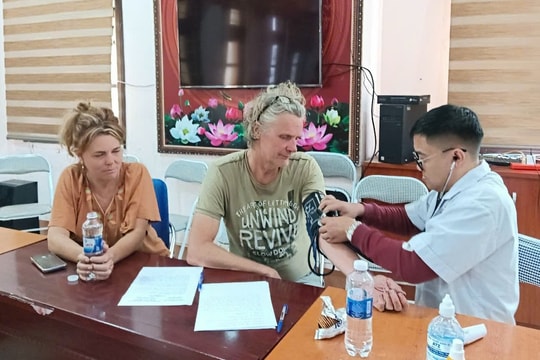 Lào Cai: Tìm thấy du khách nước ngoài đi lạc nhiều giờ trong Vườn Quốc gia Hoàng Liên