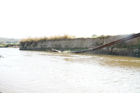 Kon Tum: Hàng chục hộ dân sống bất an bên dòng suối bị sạt lở nghiêm trọng