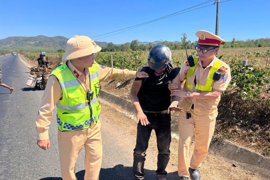 Công an dùng xe đặc chủng truy đuổi, bắt giữ đối tượng trộm xe máy