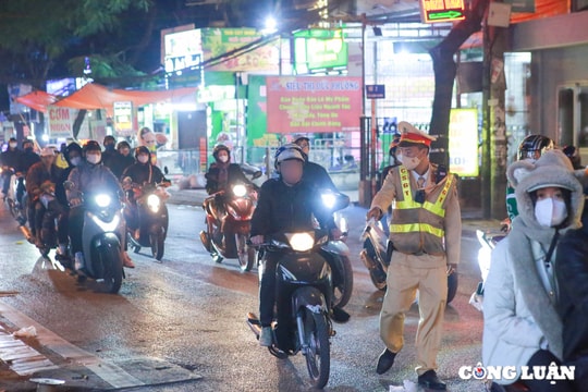 Người dân tham gia giao thông như thế nào, trong thời gian chờ cấp, đổi giấy phép lái xe?