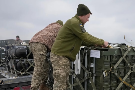 Các bên phản ứng trước việc ông Trump dừng viện trợ quân sự cho Ukraine