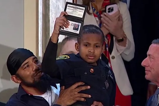 Cậu bé 13 tuổi chiến thắng ung thư trở thành điệp viên mật vụ Mỹ