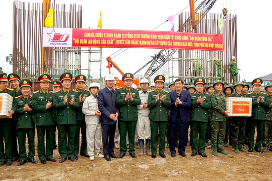 Bộ trưởng Bộ Quốc phòng kiểm tra tiến độ xây dựng cầu Phong Châu tại Phú Thọ