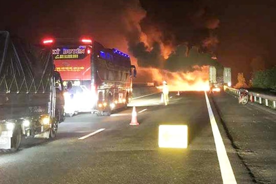 Cháy xe đầu kéo trên cao tốc Đà Nẵng - Quảng Ngãi