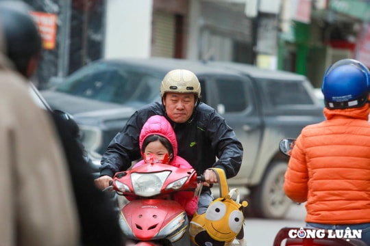 Nhiệt độ Hà Nội giảm xuống còn 13 độ C, người dân "co ro" di chuyển trên đường