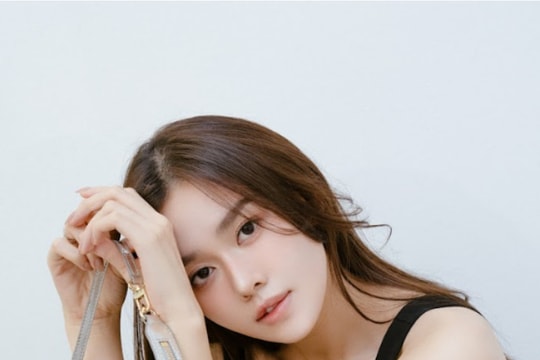 Xuân Hè 2025: Tường San diện tông đen, khoe mẫu túi mới của MAJE