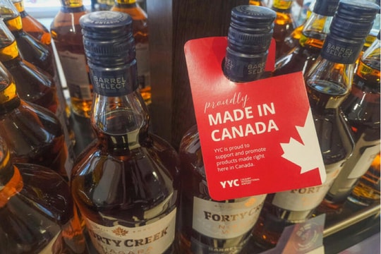 Rượu Mỹ  'bốc hơi' khỏi quầy bán hàng tại Canada