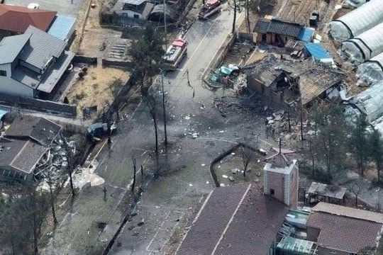 Máy bay Hàn Quốc thả bom nhầm xuống nhà dân, 15 người bị thương