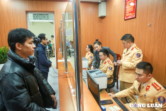 Lực lượng Công an tiếp nhận gần 40.000 hồ sơ cấp đổi giấy phép lái xe