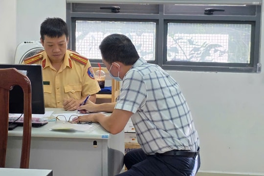 Tài xế xe Mercedes bật đèn giống đèn ưu tiên bị phạt 5 triệu đồng