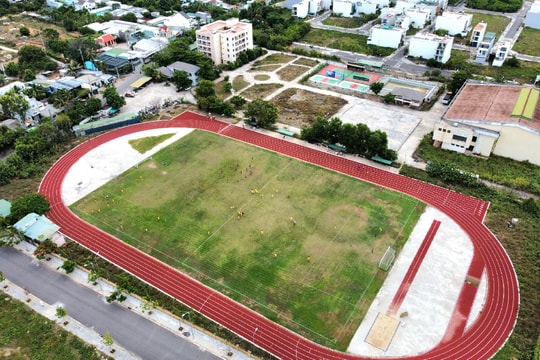 Dính 'lùm xùm' ăn chặn tiền cầu thủ, Giám đốc Trung tâm thể thao Khánh Hoà xin từ chức