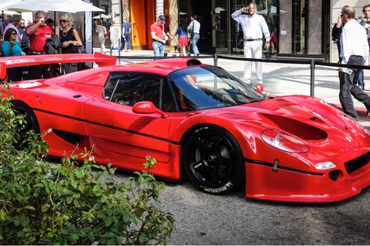 Câu chuyện về chiếc Ferrari F50 bị đánh cắp của FBI