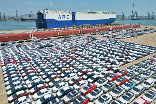 Nhập khẩu ô tô bất ngờ tăng đột biến