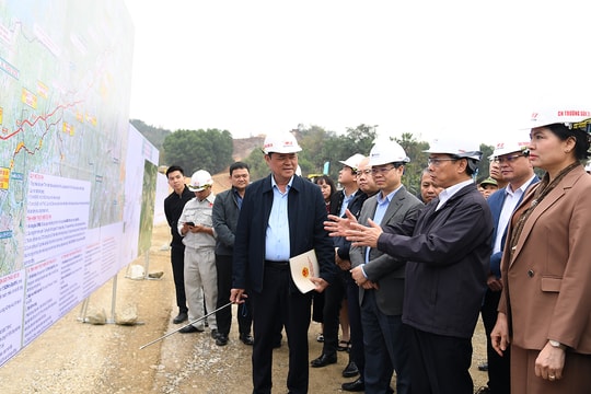 Phó Thủ tướng Bùi Thanh Sơn thị sát công trường, họp với 4 địa phương 'thúc tiến độ' các tuyến cao tốc