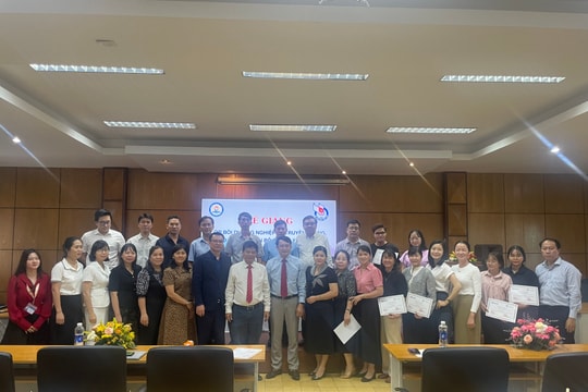 Bế giảng lớp bồi dưỡng nghiệp vụ truyền thông, báo chí cho cán bộ quản lý giáo dục tại TP HCM