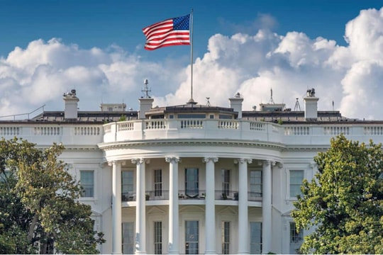 Tổng thống Donald Trump đe dọa Nga bằng các lệnh trừng phạt và thuế quan bổ sung sau động thái mới với Ukraine