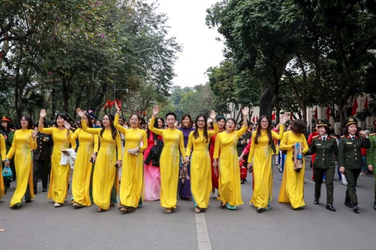 Phụ nữ Việt Nam duyên dáng trong tà áo dài trên phố đi bộ ngày 8/3