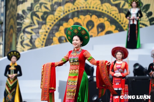 Ngắm những 'bông hồng thép' duyên dáng bên tà áo dài tại phố đi bộ hồ Gươm