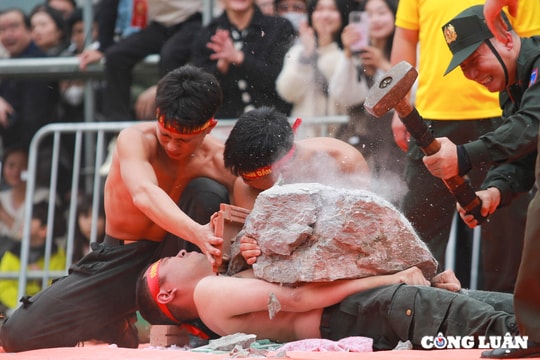 Cận cảnh Công an 'mình đồng, da sắt' trình diễn 'đao thương bất nhập'