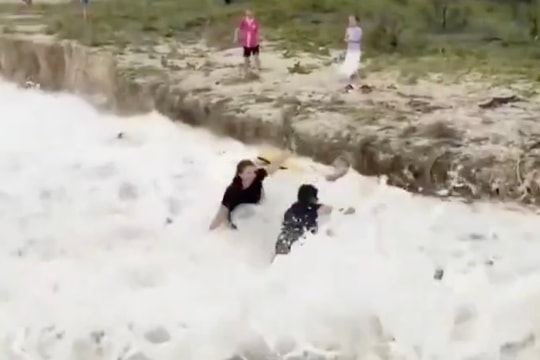 Hàng trăm nghìn người Úc mất điện khi bão nhiệt đới Alfred đổ bộ