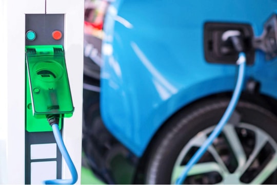 Ưu và nhược điểm của việc chuyển sang xe điện vào năm 2025