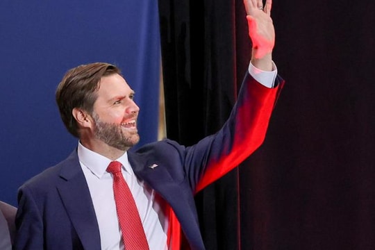 Phó Tổng thống Mỹ bị nhóm người chặn đường khi đi dạo cùng con gái