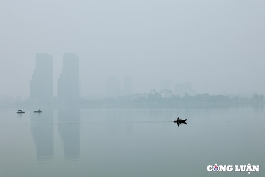 Hồ Tây đẹp đến lạ thường trong làn sương mù mờ ảo