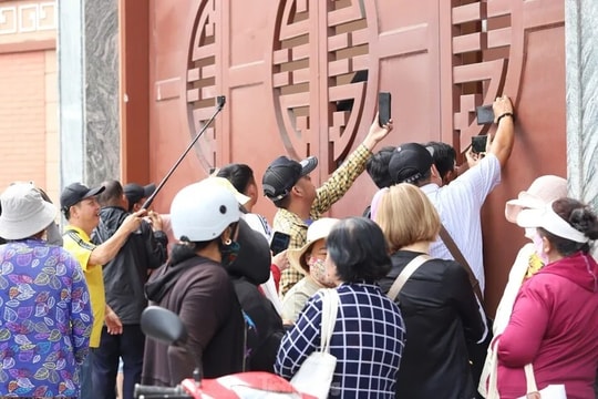 Khán giả bức xúc khi YouTuber, TikToker vây kín tang lễ Quý Bình để livestream