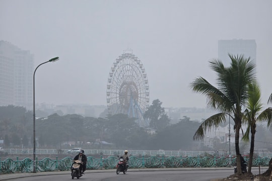 Bầu trời Hà Nội bị bao phủ bởi lớp sương mù dày đặc cả ngày