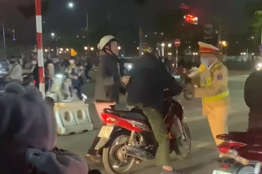 Khởi tố vụ án 2 người tấn công CSGT khi bị kiểm tra nồng độ cồn