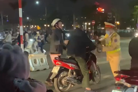 Khởi tố vụ án người đàn ông đấm vào mặt cán bộ Công an khi bị kiểm tra nồng độ cồn