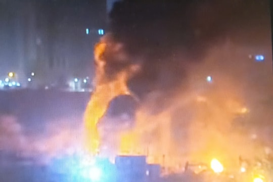 Cháy, nổ lớn tại bãi phế liệu lúc rạng sáng ở Hà Nội