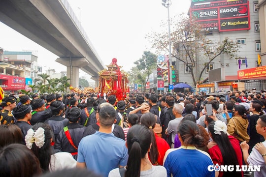 Hà Nội: 'Biển người' đi theo xem 'kiệu bay' trên đường Nguyễn Trãi