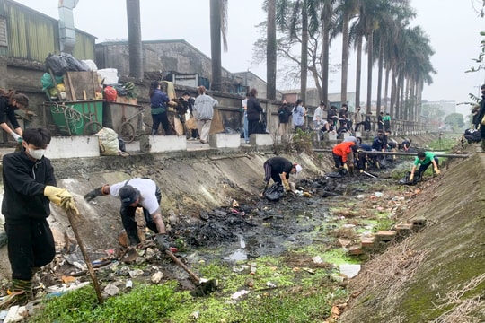 Tình nguyện viên thu dọn rác thải trên những con 'sông bẩn', góp phần giảm ô nhiễm môi trường ở Hà Nội
